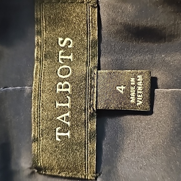 Talbots navy blue blazer. Size 4. Super soft, 2 front pockets. Covered buttons - Picture 6 of 10